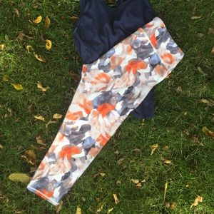 🌺 Floral Fabletics Capri Leggings
